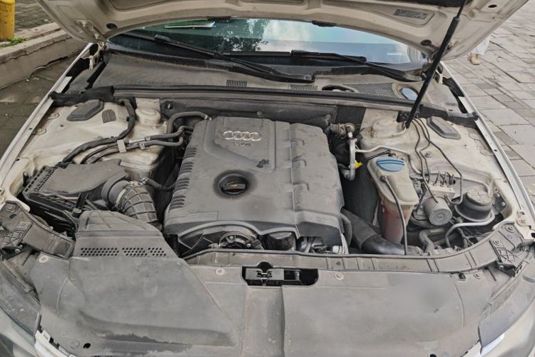 Used Audi A4L 2012 2.0 TFSI automatic standard version Engine Bay