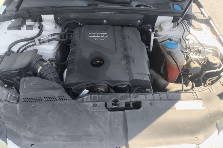 Used Audi A4L 2012 2.0 TFSI automatic standard version Engine Bay