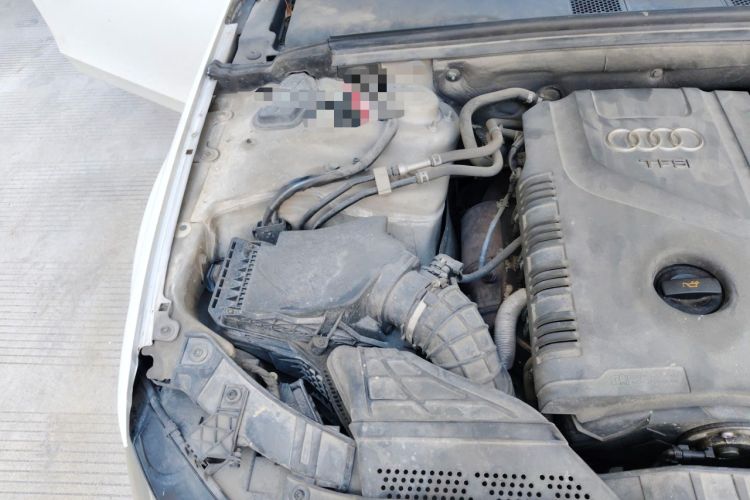 Used Audi A4L 2012 2.0 TFSI automatic standard version Engine Bay Right