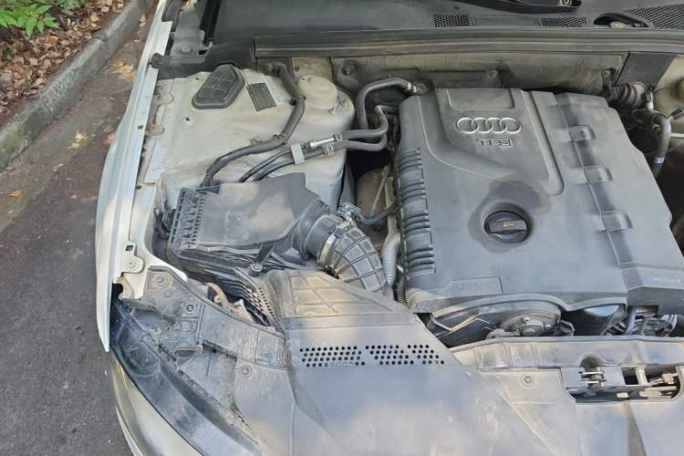 Used Audi A4L 2012 2.0 TFSI automatic Comfort trim level Engine Bay Right