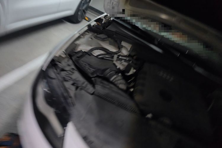 Used Audi A4L 2012 2.0 TFSI automatic standard version Engine Bay Right