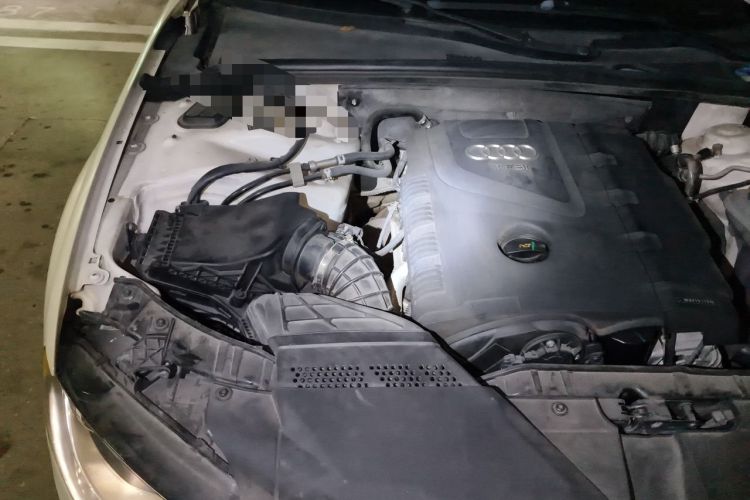 Used Audi A4L 2012 2.0 TFSI automatic standard version Engine Bay Right