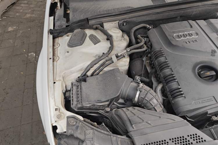 Used Audi A4L 2012 2.0 TFSI automatic standard version Engine Bay Right