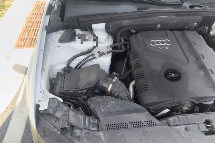 Used Audi A4L 2012 2.0 TFSI automatic standard version Engine Bay Right