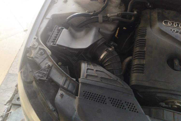 Used Audi A4L 2012 2.0 TFSI automatic standard version Engine Bay Right