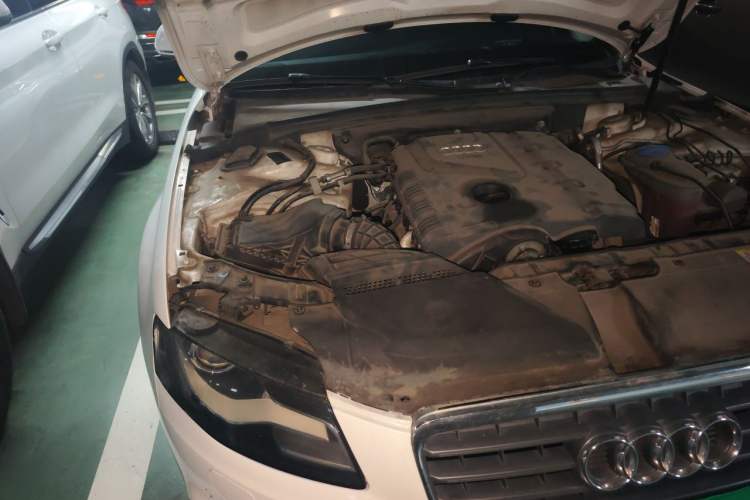Used Audi A4L 2012 2.0 TFSI automatic Comfort trim level Engine Bay Right