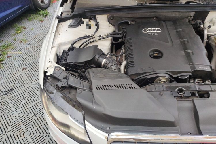 Used Audi A4L 2012 2.0 TFSI automatic standard version Engine Bay Right