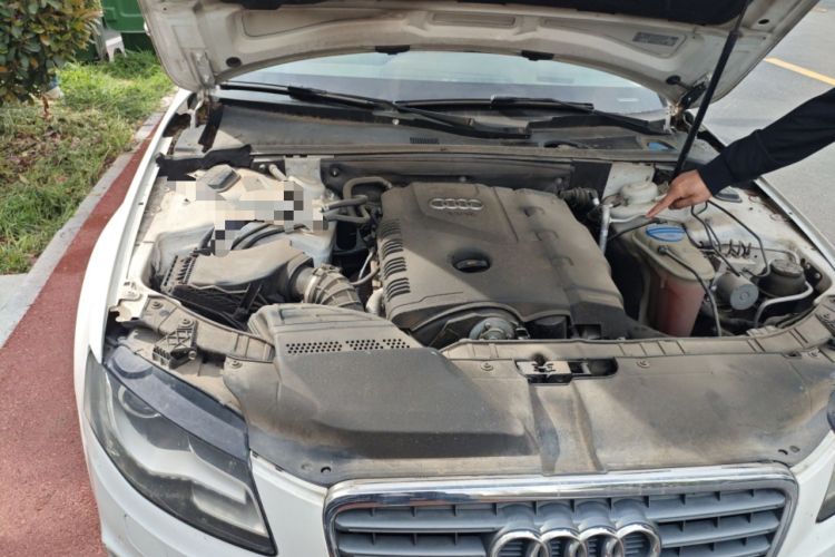 Used Audi A4L 2012 2.0 TFSI automatic standard version Engine Bay Right