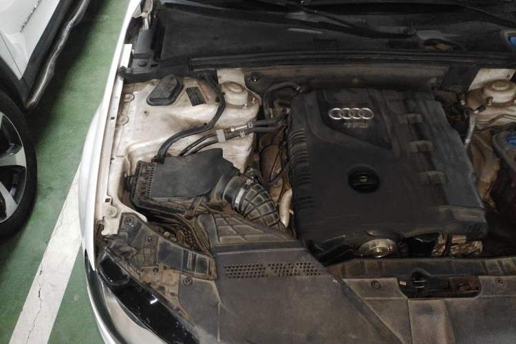 Used Audi A4L 2012 2.0 TFSI automatic standard version Engine Bay Right