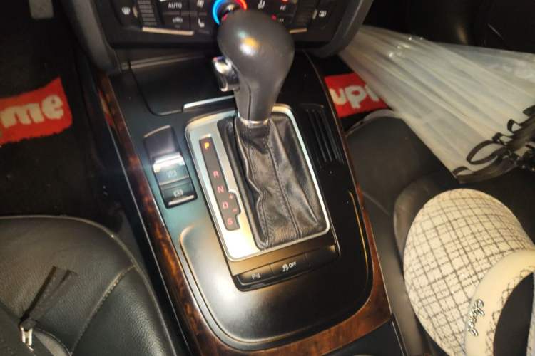 Used Audi A4L 2012 2.0 TFSI automatic Comfort trim level Gear Lever