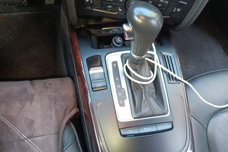 Used Audi A4L 2012 2.0 TFSI automatic standard version Gear Lever