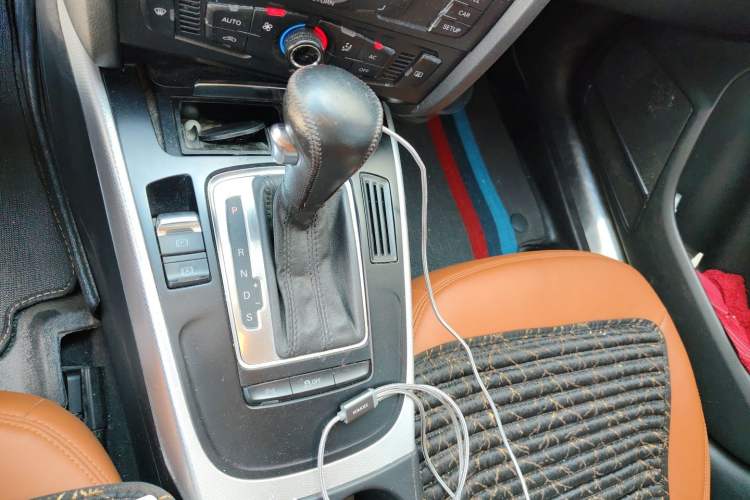 Used Audi A4L 2012 2.0 TFSI automatic standard version Gear Lever