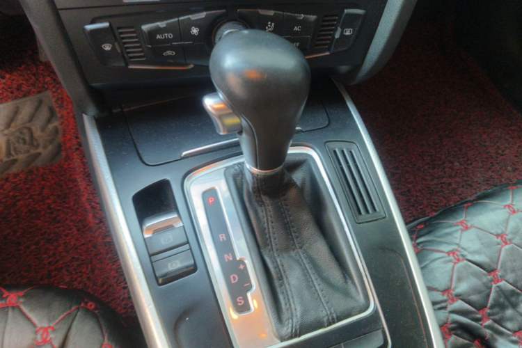 Used Audi A4L 2012 2.0 TFSI automatic standard version Gear Lever