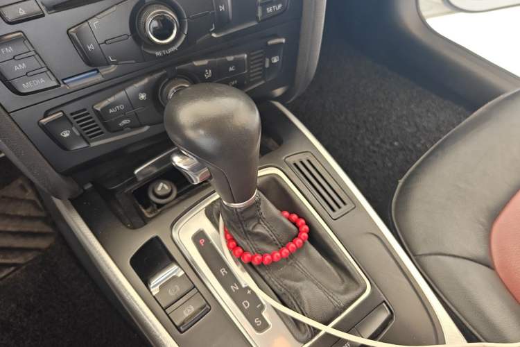 Used Audi A4L 2012 2.0 TFSI automatic standard version Gear Lever