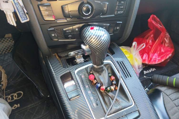 Used Audi A4L 2012 2.0 TFSI automatic standard version Gear Lever