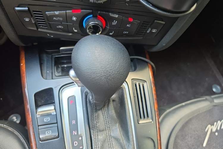 Used Audi A4L 2012 2.0 TFSI automatic Comfort trim level Gear Lever