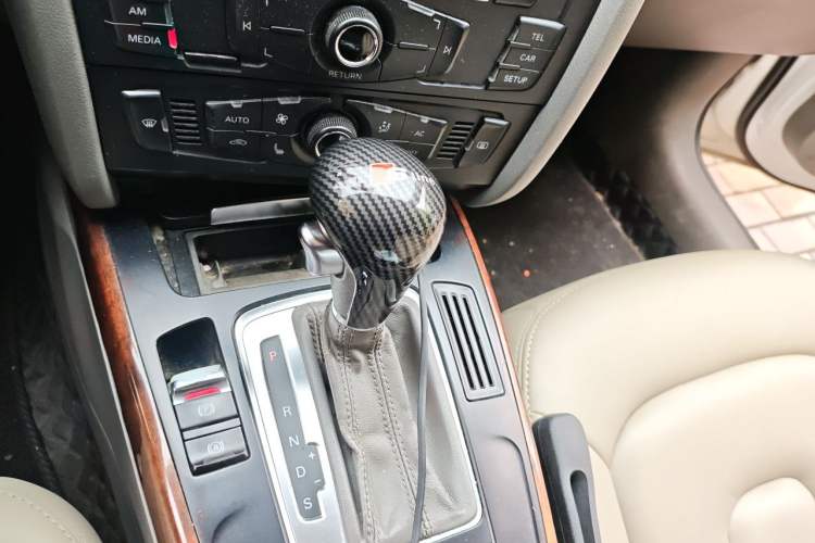 Used Audi A4L 2012 2.0 TFSI automatic Comfort trim level Gear Lever