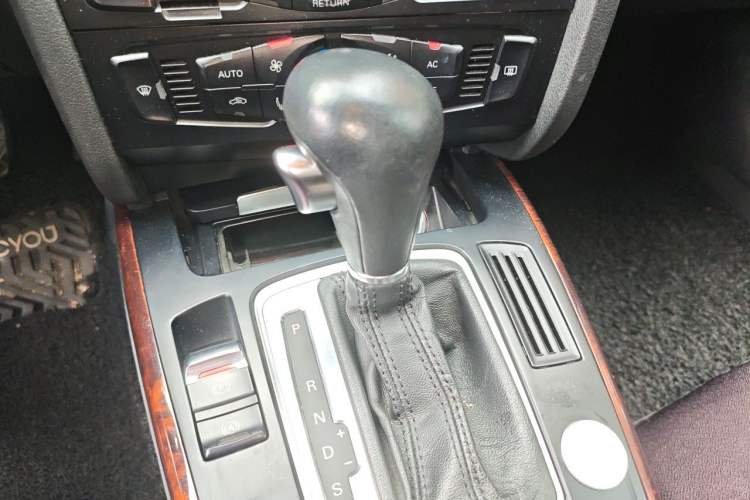 Used Audi A4L 2012 2.0 TFSI automatic Comfort trim level Gear Lever