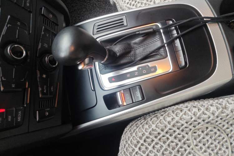 Used Audi A4L 2012 2.0 TFSI automatic standard version Gear Lever