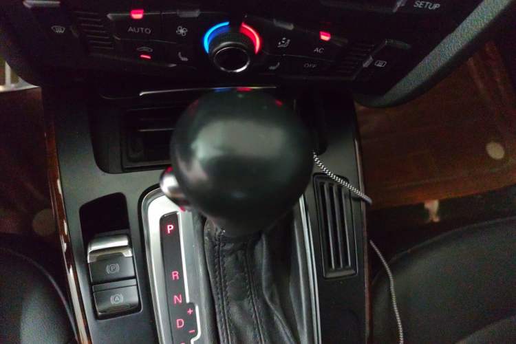 Used Audi A4L 2012 2.0 TFSI automatic Comfort trim level Gear Lever