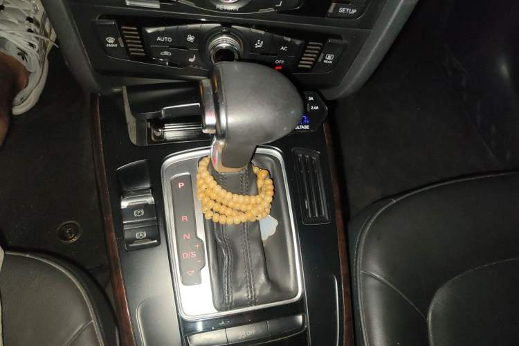Used Audi A4L 2012 2.0 TFSI automatic Comfort trim level Gear Lever