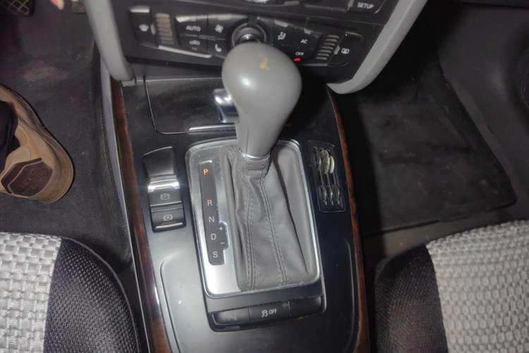Used Audi A4L 2012 2.0 TFSI automatic Comfort trim level Gear Lever