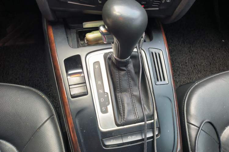 Used Audi A4L 2012 2.0 TFSI automatic Comfort trim level Gear Lever