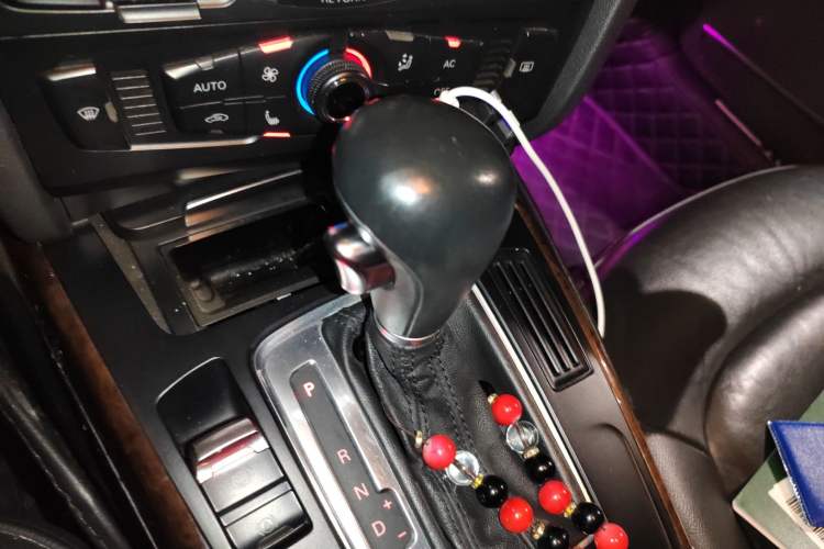 Used Audi A4L 2012 2.0 TFSI automatic Comfort trim level Gear Lever