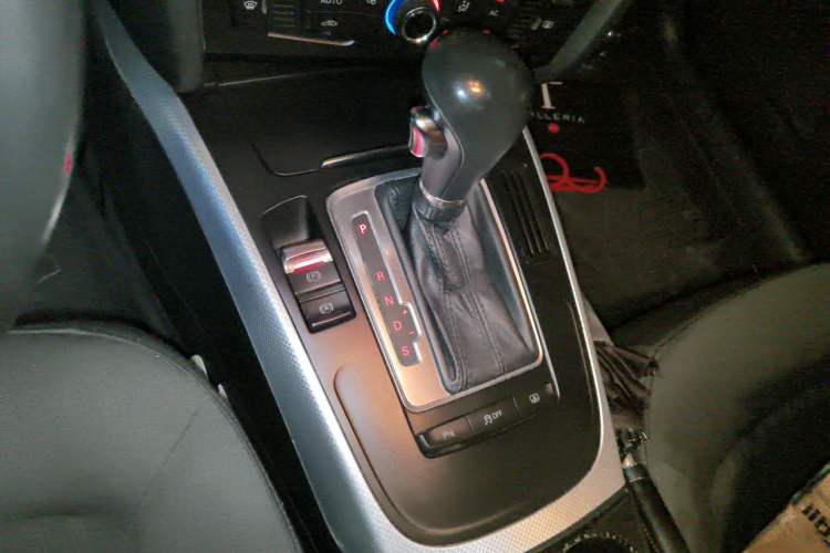 Used Audi A4L 2012 2.0 TFSI automatic standard version Gear Lever