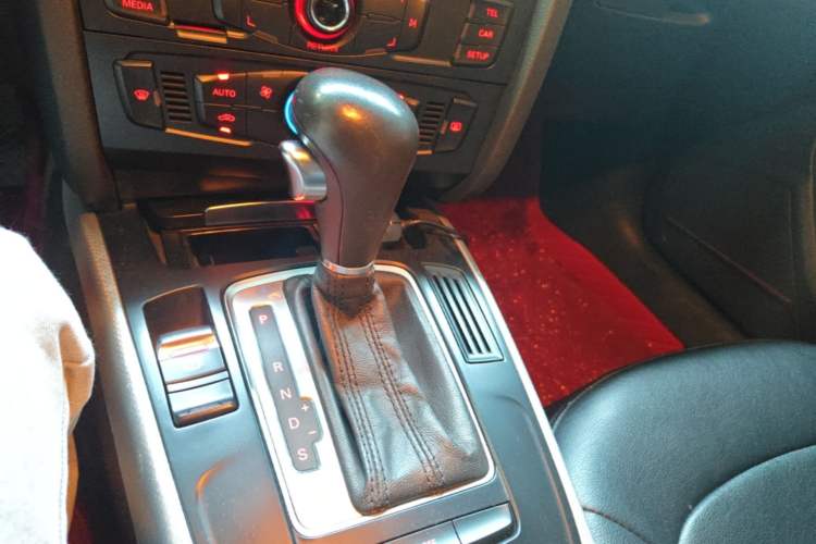 Used Audi A4L 2012 2.0 TFSI automatic standard version Gear Lever