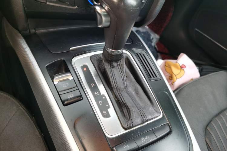 Used Audi A4L 2012 2.0 TFSI automatic standard version Gear Lever