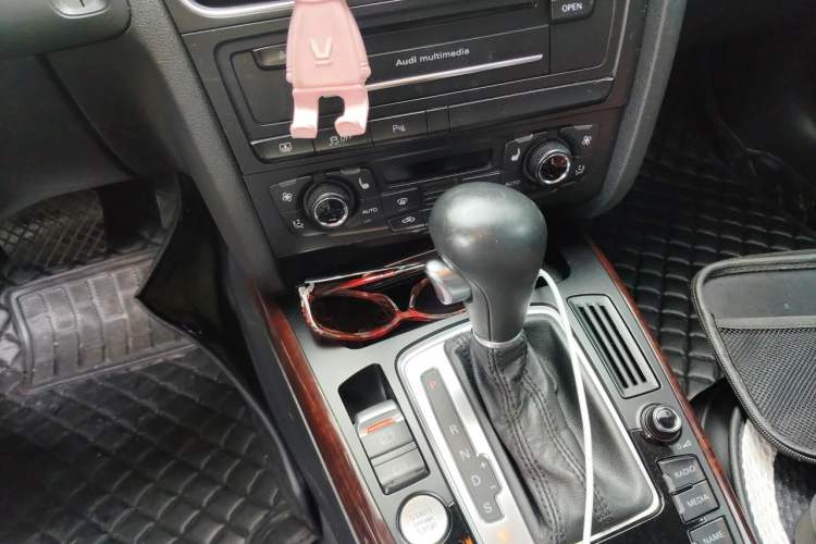 Used Audi A4L 2012 2.0 TFSI Automatic Technology Model Gear Lever