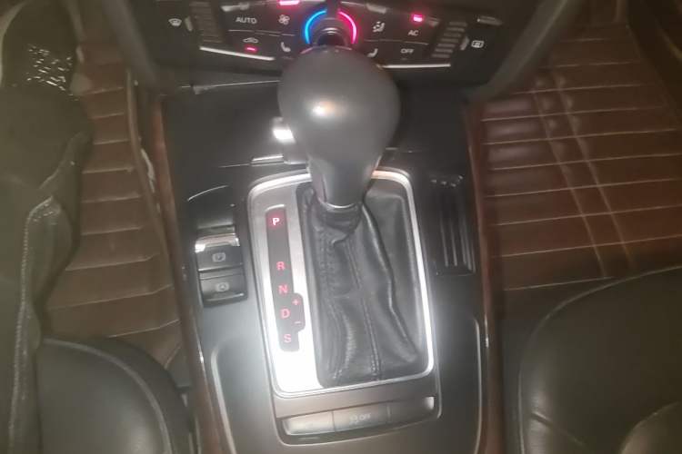 Used Audi A4L 2012 2.0 TFSI automatic Comfort trim level Gear Lever