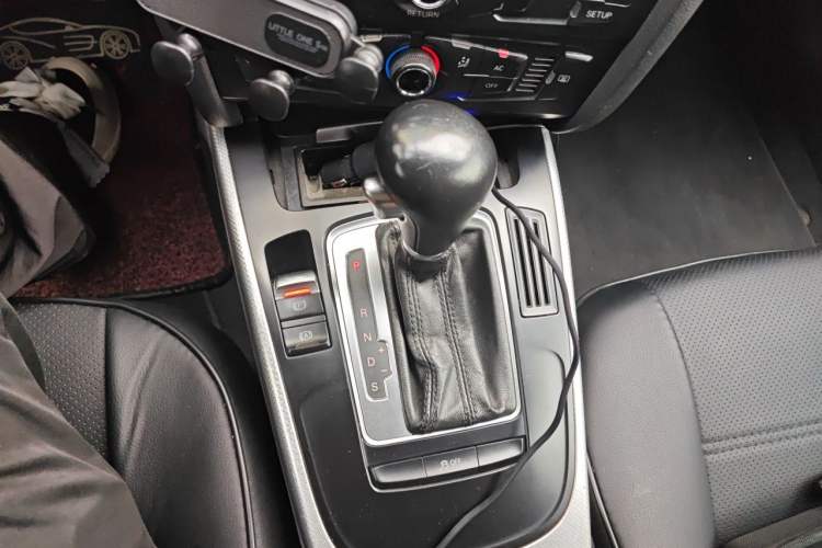 Used Audi A4L 2012 2.0 TFSI automatic standard version Gear Lever