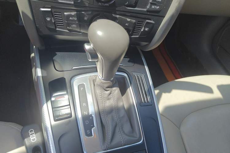Used Audi A4L 2012 2.0 TFSI automatic Comfort trim level Gear Lever