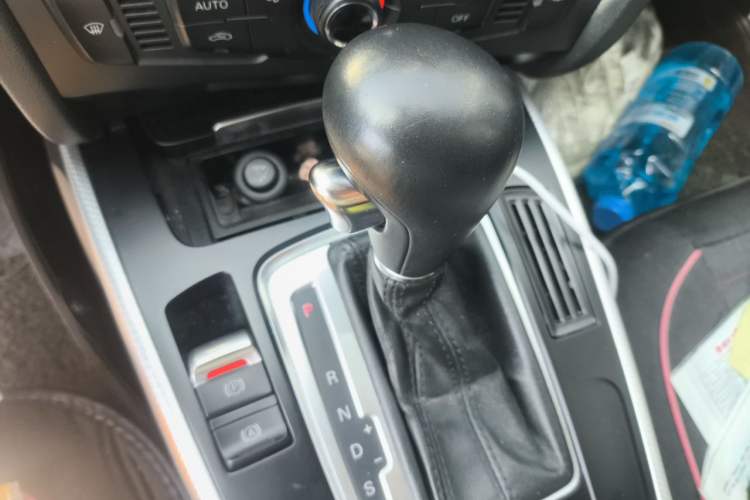 Used Audi A4L 2012 2.0 TFSI automatic standard version Gear Lever