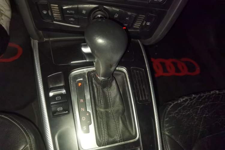 Used Audi A4L 2012 2.0 TFSI automatic standard version Gear Lever