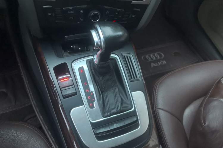 Used Audi A4L 2012 2.0 TFSI automatic Comfort trim level Gear Lever