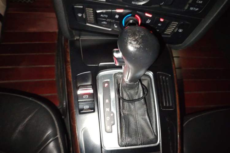 Used Audi A4L 2012 2.0 TFSI automatic Comfort trim level Gear Lever