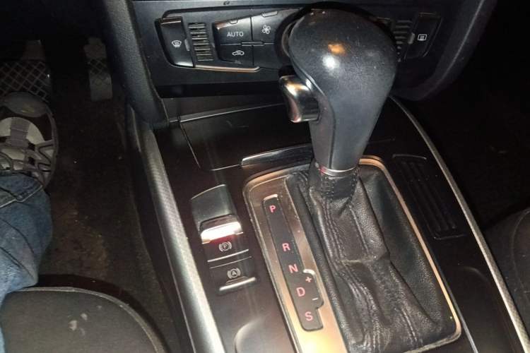 Used Audi A4L 2012 2.0 TFSI automatic standard version Gear Lever