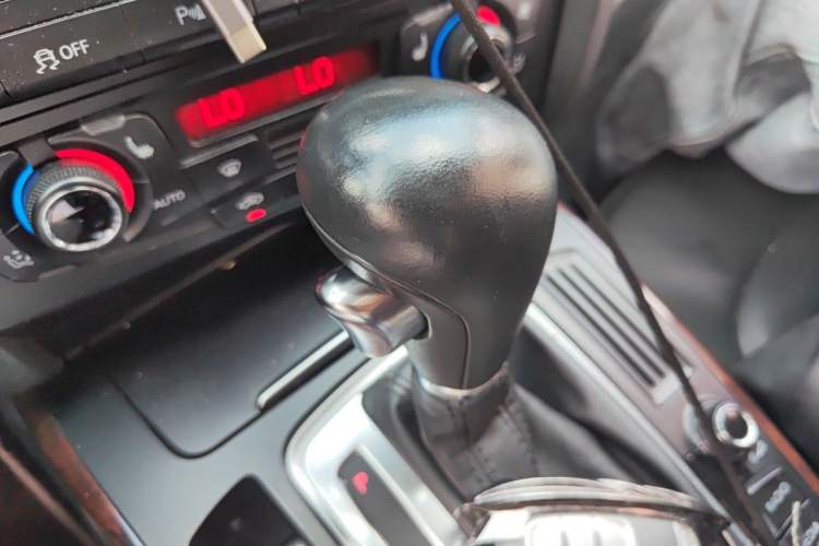 Used Audi A4L 2012 2.0 TFSI Automatic Technology Model Gear Lever