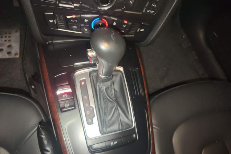 Used Audi A4L 2012 2.0 TFSI automatic Comfort trim level Gear Lever