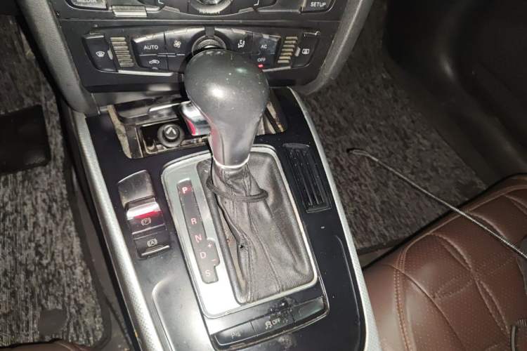 Used Audi A4L 2012 2.0 TFSI automatic standard version Gear Lever