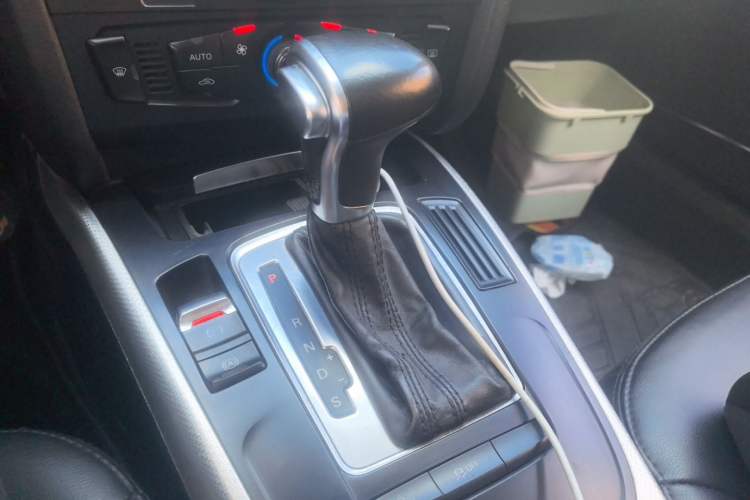 Used Audi A4L 2012 2.0 TFSI automatic Comfort trim level Gear Lever
