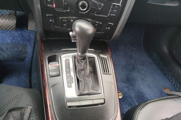 Used Audi A4L 2012 2.0 TFSI automatic standard version Gear Lever