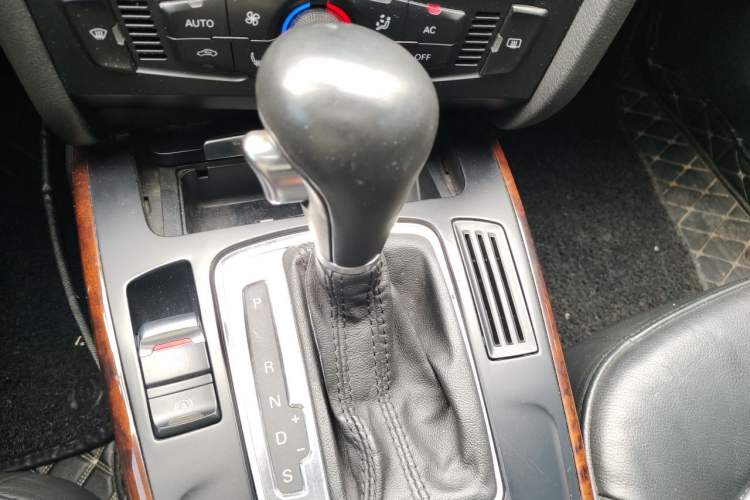 Used Audi A4L 2012 2.0 TFSI automatic Comfort trim level Gear Lever