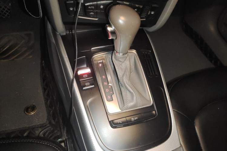 Used Audi A4L 2012 2.0 TFSI automatic standard version Gear Lever