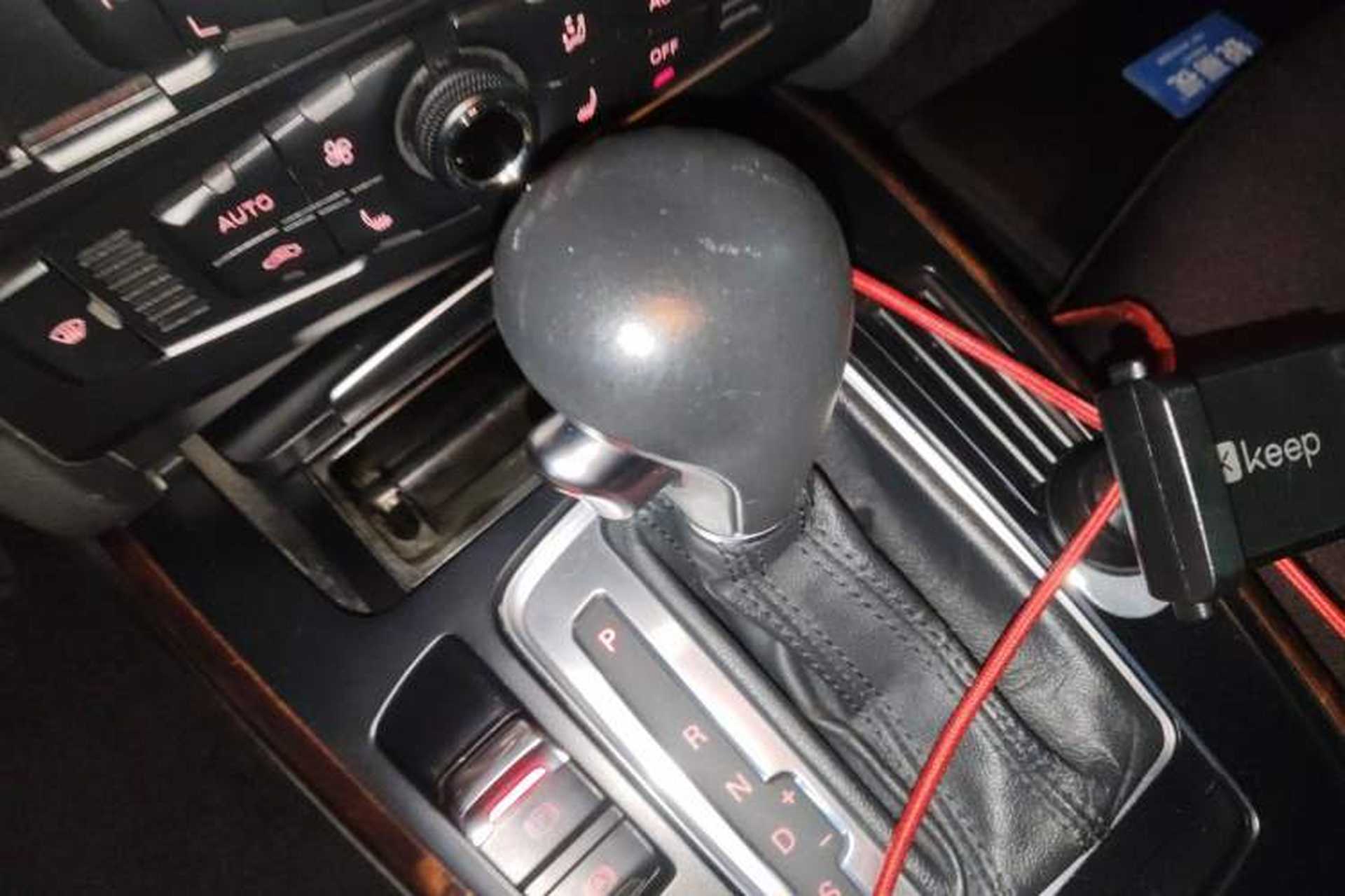 Used Audi A4L 2012 2.0 TFSI automatic Comfort trim level Gear Lever