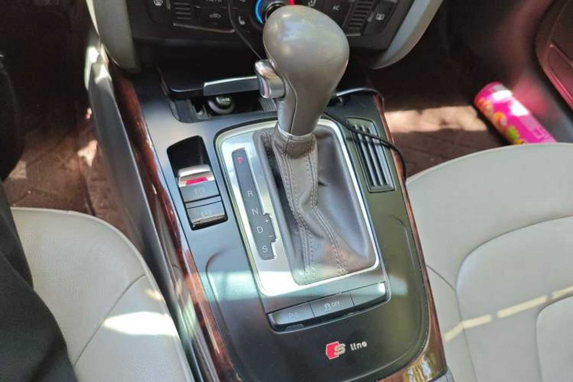 Used Audi A4L 2012 2.0 TFSI automatic Comfort trim level Gear Lever