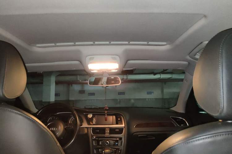 Used Audi A4L 2012 2.0 TFSI automatic Comfort trim level Headliner